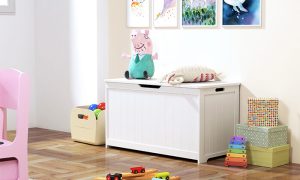 ארגז לחדר הילדים. עשוי MDF. צבע: לבן. מידות: רוחב 80 ס"מ, גובה 45 ס"מ, עומק 40 ס"מ.